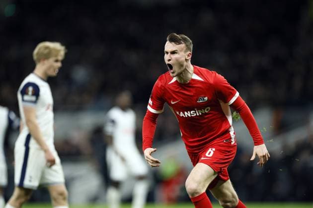 LONDON - Peer Koopmeiners of AZ Alkmaar celebrates the 2-1 during the UEFA Europa League match between Tottenham Hotspur FC and AZ Alkmaar at Tottenham Hotspur Stadium on March 13, 2025 in London, England. ANP KOEN VAN WEEL UEFA Europa League 2024 25 Round of 16 Second Leg 2024 25 xVIxANPxSportx xxANPxIVx 522290341 originalFilename: 522290341.jpg