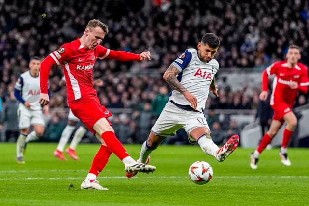 2025-03-13 Tottenham Hotspur v AZ Alkmaar - UEFA Europa League 2024 25 Round of 16 2nd Leg LONDON, ENGLAND - MARCH 13: Peer Koopmeiners of AZ Alkmaar scores the 2-1 during the UEFA Europa League 2024 25 Round of 16 2nd Leg match between Tottenham Hotspur and AZ Alkmaar at Tottenham Hotspur Stadium on March 13, 2025 in London, England. London Tottenham Hotspur Stadium England Content not available for redistribution in The Netherlands directly or indirectly through any third parties. Copyright: xEdxvanxdexPolx