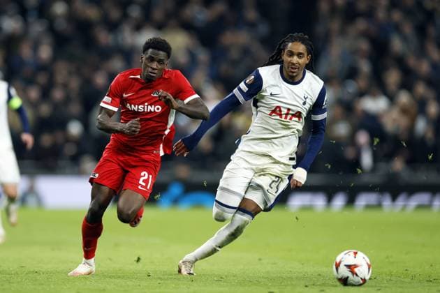 LONDON - (l-r) Ernest Poku of AZ Alkmaar, Djed Spence of Tottenham Hotspur FC during the UEFA Europa League match between Tottenham Hotspur FC and AZ Alkmaar at Tottenham Hotspur Stadium on March 13, 2025 in London, England. ANP KOEN VAN WEEL UEFA Europa League 2024 25 Round of 16 Second Leg 2024 25 xVIxANPxSportx xxANPxIVx 522291043 originalFilename: 522291043.jpg