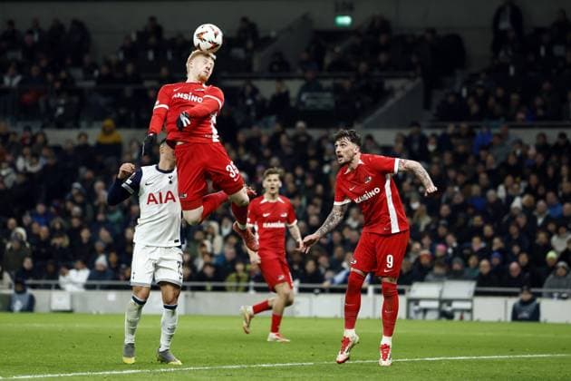 LONDON - (l-r) Mexx Meerdink of AZ Alkmaar, Troy Parrott of AZ during the UEFA Europa League match between Tottenham Hotspur FC and AZ Alkmaar at Tottenham Hotspur Stadium on March 13, 2025 in London, England. ANP KOEN VAN WEEL UEFA Europa League 2024 25 Round of 16 Second Leg 2024 25 xVIxANPxSportx xxANPxIVx 522291083 originalFilename: 522291083.jpg