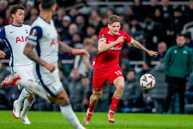 2025-03-13 Tottenham Hotspur v AZ Alkmaar - UEFA Europa League 2024 25 Round of 16 2nd Leg LONDON, ENGLAND - MARCH 13: David Moller Wolfe of AZ Alkmaar runs with the ball during the UEFA Europa League 2024 25 Round of 16 2nd Leg match between Tottenham Hotspur and AZ Alkmaar at Tottenham Hotspur Stadium on March 13, 2025 in London, England. London Tottenham Hotspur Stadium England Content not available for redistribution in The Netherlands directly or indirectly through any third parties. Copyright: xEdxvanxdexPolx