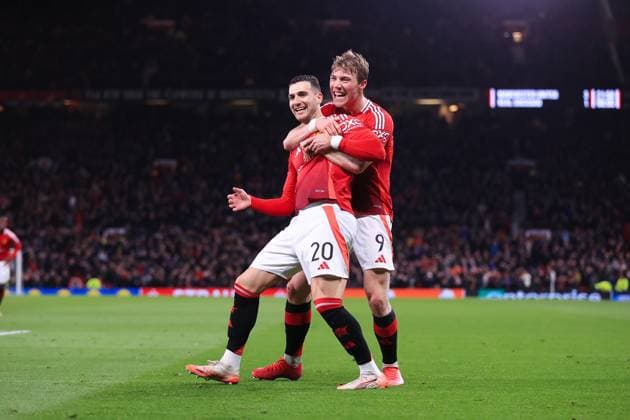 Fußball UEFA-Champions-League-Achtelfinale Manchester United gegen Real Sociedad 13. März 2025 UEFA-Europa-League-Achtelfinale Manchester United gegen Real Sociedad Diogo Dalot (Manchester United, l.) jubelt mit Rasmus Hojlund (Manchester United, r.) nach seinem vierten Tor Foto Simon Stacpoole Abseits Manchester UK  Copyright: xSimonxStacpoolexOffside
