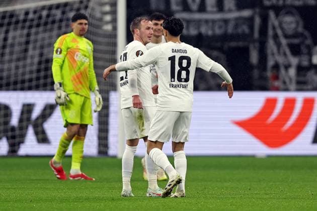 13 03 2025, xovx, Football UEFA Europa League, Eintracht Frankfurt Ajax Amsterdam v l Mario Götze Eintracht Frankfurt , Can Uzun Eintracht Frankfurt and Mo Dahoud Eintracht Frankfurt celebrate the goal for the 4 1 DFL DFB REGULATIONS PROHIBIT ANY USE OF PHOTOGRAPHS as IMAGE SEQUENCES and or QUASI VIDEO emspor Frankfurt am Main