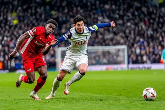 2025-03-13 Tottenham Hotspur v AZ Alkmaar - UEFA Europa League 2024 25 Round of 16 2nd Leg LONDON, ENGLAND - MARCH 13: Ernest Poku of AZ Alkmaar battles for the ball with Heung-Min Son of Tottenham during the UEFA Europa League 2024 25 Round of 16 2nd Leg match between Tottenham Hotspur and AZ Alkmaar at Tottenham Hotspur Stadium on March 13, 2025 in London, England. London Tottenham Hotspur Stadium England Content not available for redistribution in The Netherlands directly or indirectly through any third parties. Copyright: xEdxvanxdexPolx