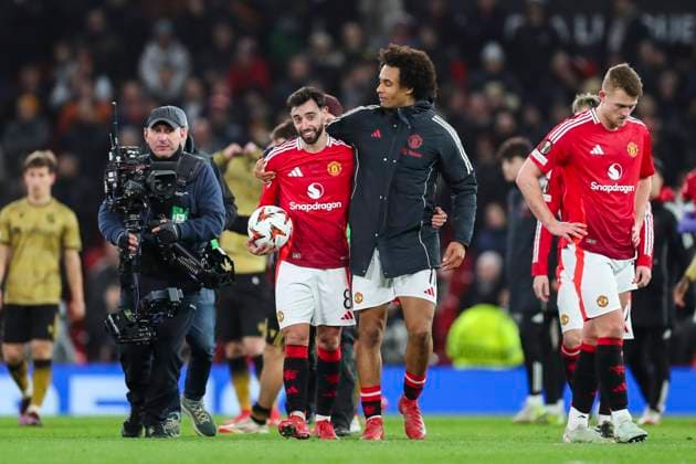Manchester United, ManU FC v Real Sociedad Manchester United midfielder Bruno Fernandes (8) man of the match ball Manchester United forward Joshua Zirkzee (11) during the Manchester United FC v Real Sociedad UEFA Europa League Round of 16, 2nd Leg match at Old Trafford, Manchester, England, United Kingdom on 13 March 2025 Credit: Phil Duncan Every Second Media Editorial use only. All images are copyright Every Second Media Limited. No images may be reproduced without prior permission. Copyright: xIMAGO EveryxSecondxMediax ESM-1371-0057 PhilxDuncanx xEveryxSecondxMediax