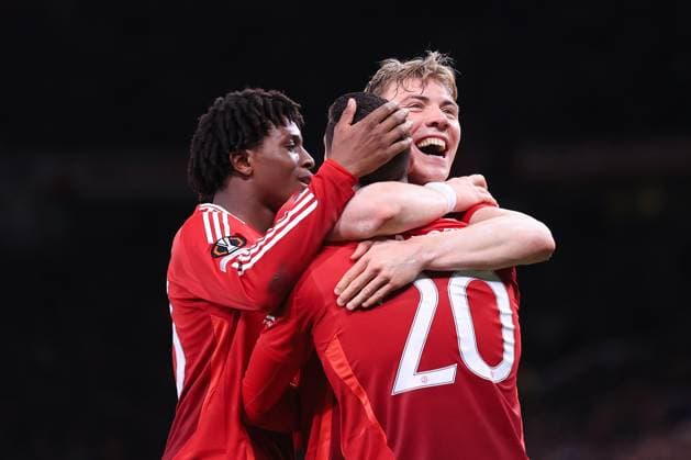 Fußball UEFA-Champions-League-Achtelfinale Manchester United gegen Real Sociedad 13. März 2025 UEFA-Europa-League-Achtelfinale Manchester United gegen Real Sociedad Diogo Dalot (Manchester United, 20) jubelt mit Rasmus Hojlund (Manchester United, r) und Patrick Dorgu (Manchester United) nach dem vierten Tor Foto Simon Stacpoole Abseits Manchester UK  Copyright: xSimonxStacpoolexOffside