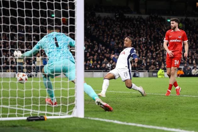 Tottenham Hotspur gegen AZ Alkmaar 13. März 2025, London UEFA Europa League Achtelfinale Tottenham Hotspur gegen AZ Alkmaar Wilson Odobert von Tottenham Hotspur erzielt das dritte Tor Foto Jacques Feeney Offside London UK  Copyright: xJacquesxFeeneyx xOffsidexOffside