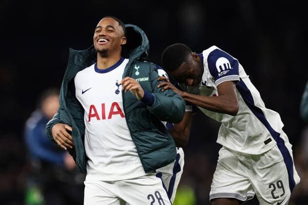 Tottenham Hotspur gegen AZ Alkmaar 13. März 2025, London UEFA Europa League Achtelfinale Tottenham Hotspur gegen AZ Alkmaar Wilson Odobert von Tottenham Hotspur feiert den Sieg mit Pape Matar Sarr von Tottenham Hotspur Foto Jacques Feeney Offside London UK  Copyright: xJacquesxFeeneyx xOffsidexOffside
