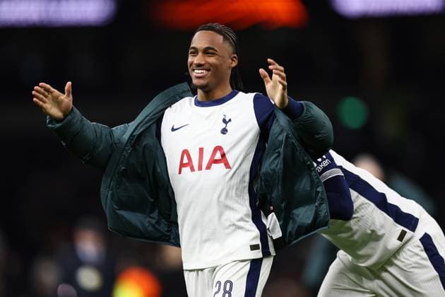Tottenham Hotspur gegen AZ Alkmaar 13. März 2025, London UEFA Europa League Achtelfinale Tottenham Hotspur gegen AZ Alkmaar Wilson Odobert von Tottenham Hotspur feiert den Sieg mit Pape Matar Sarr von Tottenham Hotspur Foto Jacques Feeney Offside London UK  Copyright: xJacquesxFeeneyx xOffsidexOffside