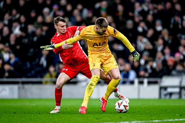AZ Alkmaar midfielder Peer Koopmeiners, Tottenham Hotspur goalkeeper Guglielmo Vicario, during the match Tottenham Hotspur AZ at the Tottenham Hotspur Stadium for the UEFA Europa League Round of 16 2nd Leg season 2024 2025 in LONDON, Great Britain on 13 march 2025, photo by Stefan Koops EYE4images DeFodi Images