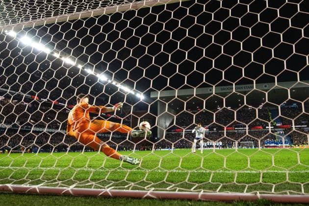 Sport Bilder des Tages Rangers goalkeeper Jack Butland saves Dusan Tadic of Fenerbahce s penalty during the Europa League last 16 match at Ibrox Stadium, Glasgow. Rangers v Fenerbahce, UEFA Europa League, Round of 16, Second Leg, Football, Ibrox Stadium, Glasgow, Scotland, UK - 13 Mar 2025 EDITORIAL USE ONLY No use with unauthorised audio, video, data, fixture lists, club league logos or live services. Online in-match use limited to 120 images, no video emulation. No use in betting, games or single club league player publications. Copyright: xO Rourke RangersxFC Shutterstockx 15196580bk