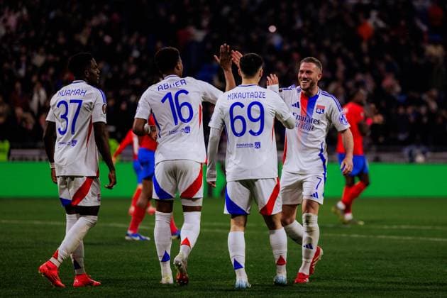 Lyon, France Georges Mikautadze (69 Olympique Lyonnais) Abner Vinicius (16 Olympique Lyonnais) and Jordan Veretout (7 Olympique Lyonnais) celebrate the goal during the UEFA Europa League game between Olympique Lyonnais and Fotbal Club FCSB at Groupama Stadium in Lyon, France. (Pauline FIGUET SPP) Copyright: xPaulinexFIGUETx xSPPx spp-en-PaFiSp-PF_OLFCSB2625