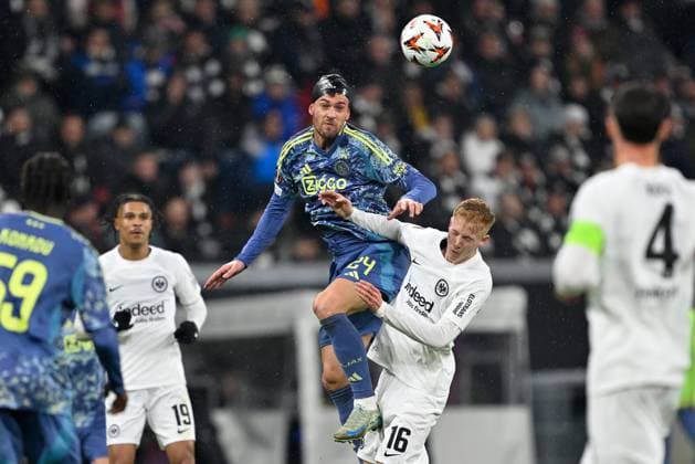 (250314) -- FRANKFURT, March 14, 2025 -- Hugo Larsson (R) of Eintracht Frankfurt and Daniele Rugani of AFC Ajax head for the ball during the UEFA Europa League Round of 16 2nd leg match between Eintracht Frankfurt and AFC Ajax in Frankfurt, Germany, March 13, 2025. (Photo by Xinhua) (SP)GERMANY-FRANKFURT-FOOTBALL-UEFA EUROPA LEAGUE-FRANKFURT VS AJAX UlrichxHufnagel 