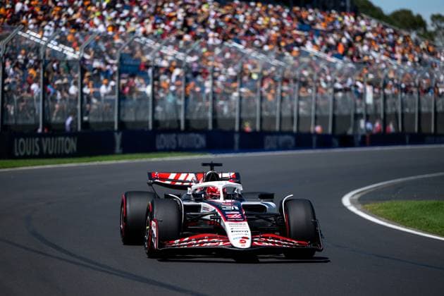 Esteban Ocon MoneyGram Haas F1 Team, 31 in VF 25, behind him fans spectators on the packed grandstand, AUS, Formula 1 World Championship, Luis Vuitton Australian Grand Prix, Albert Park Circuit Melbourne, Free Practice, 2025 season, 14 03 2025 AUS, Formula 1 World Championship, Luis Vuitton Australian Grand Prix, Albert Park Circuit Melbourne, Free Practice, 2025 season, 14 03 2025 Melbourne Copyright: xEibner-Pressefoto Memmlerx EP_MMR