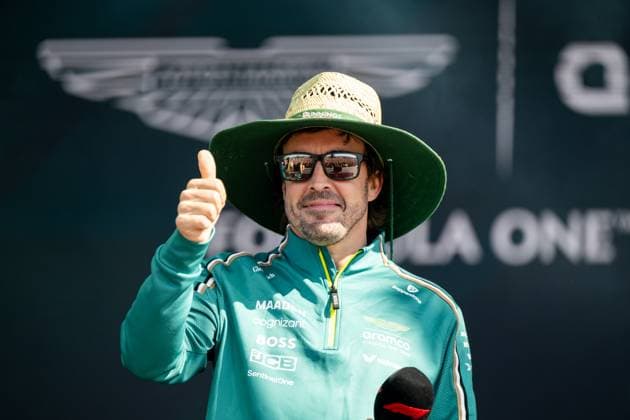 Fernando Alonso Aston Martin Aramco F1 Team, 14 gives a satisfied thumbs up on stage at the Lakeside Fan Forum, AUS, Formula 1 World Championship, Luis Vuitton Australian Grand Prix, Albert Park Circuit Melbourne, Free Practice, 2025 Season, 14 03 2025 AUS, Formula 1 World Championship, Luis Vuitton Australian Grand Prix, Albert Park Circuit Melbourne, Free Practice, 2025 Season, 14 03 2025 Melbourne Copyright: xEibner-Pressefoto Memmlerx EP_MMR