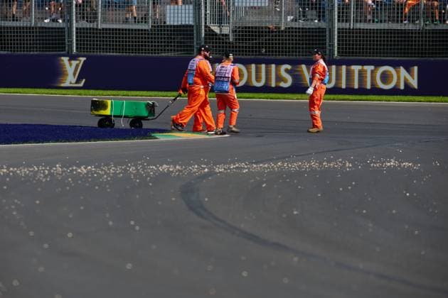 14 03 2025, xrarjax, Motorsport FIA Formula 1, Australian Grand Prix 2025 v l marshals clean the track FIA REGULATIONS PROHIBIT ANY USE OF PHOTOGRAPHS as IMAGE SEQUENCES and or QUASI VIDEO Melbourne