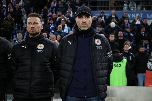 Shweigeminute für die Opfer vom Weihnachtsmarktanschlag - Trainer Daniel Scherning (Eintracht Braunschweig) und Co-Trainer Marc Pfitzner (Eintracht Braunschweig) - 2. Fußball Bundesliga Saison 2024-2025 1. FC Magdeburg vs. Eintracht Braunschweig in der Avnet Arena in Magdeburg - Fußball,Mann,Männer,Deutschland,24.01.2025 *** Minute of silence for the victims of the Christmas market attack Coach Daniel Scherning Eintracht Braunschweig and co-coach Marc Pfitzner Eintracht Braunschweig 2 Soccer Bundesliga Season 2024 2025 1 FC Magdeburg vs Eintracht Braunschweig at the Avnet Arena in Magdeburg Soccer,Man,Men,Germany,24 01 2025