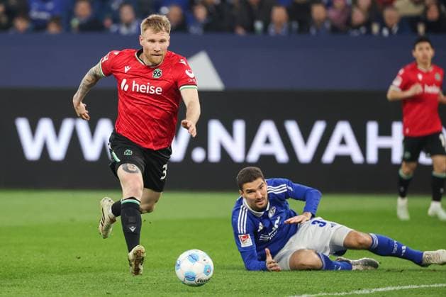 2 Bundesliga FC Schalke 04 Hannover 96 on 14 03 2025 at the Veltins Arena in Schalke Andreas Voglsammer Hannover 32 vs Marcin Kaminski Schalke 35 MH