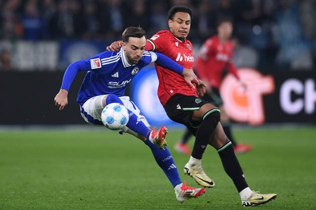 Soccer 2 Bundesliga 26 Matchday FC Schalke 04 Hannover 96 on 14 03 2025 at the Veltins Arena in Gelsenkirchen Kenan Karaman Schalke , left Monju Thaddäus Momuluh Hannover , right DFL regulations prohibit any use of photographs as image sequences and or quasi video xRx