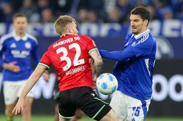 Andreas Voglsammer Hannover 96 and Marcin Kaminski FC Schalke 04 battle for the ball, 2 Bundesliga, FC Schalke 04 vs Hannover 96, Veltins Arena, March 14, 2025 in Gelsenkirchen, Germany Photo by Marco Steinbrenner DeFodi Images Andreas Voglsammer Hannover 96 and Marcin Kaminski FC Schalke 04 battle for the ball, 2 Bundesliga, FC Schalke 04 vs Hannover 96, Veltins Arena, March 14, 2025 in Gelsenkirchen, Germany Photo by Marco Steinbrenner DeFodi Images DFB DFL REGULATIONS PROHIBIT ANY USE OF PHOTOGRAPHS AS IMAGE SEQUENCES AND OR QUASI VIDEO