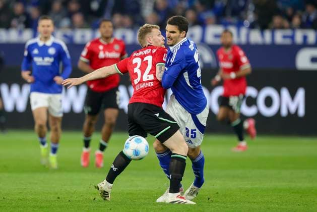 Andreas Voglsammer Hannover 96 and Marcin Kaminski FC Schalke 04 battle for the ball, 2 Bundesliga, FC Schalke 04 vs Hannover 96, Veltins Arena, March 14, 2025 in Gelsenkirchen, Germany Photo by Marco Steinbrenner DeFodi Images Andreas Voglsammer Hannover 96 and Marcin Kaminski FC Schalke 04 battle for the ball, 2 Bundesliga, FC Schalke 04 vs Hannover 96, Veltins Arena, March 14, 2025 in Gelsenkirchen, Germany Photo by Marco Steinbrenner DeFodi Images DFB DFL REGULATIONS PROHIBIT ANY USE OF PHOTOGRAPHS AS IMAGE SEQUENCES AND OR QUASI VIDEO