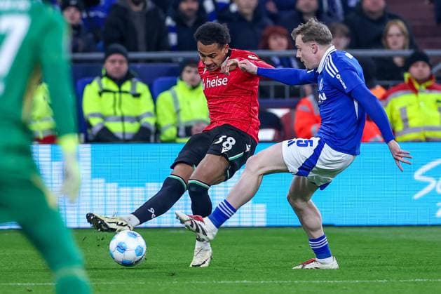 14 03 2025, Football, FC Schalke 04 Hannover 96, 2 Fußball Bundesliga, Matchday 26, Veltins Arena Gelsenkirchen, Saison 2024 2025 Derry Murkin Schalke04 5 in duel against Monju Momuluh Hannover96 38 DFB regulations prohibit any use of photographs as image sequences and or quasi video Nordrhein Westfalen Germany