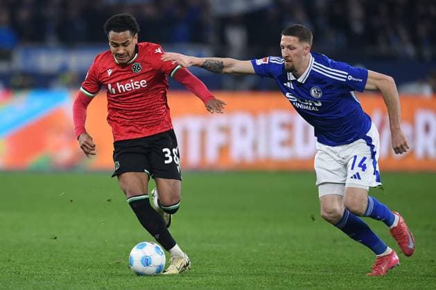 Soccer 2 Bundesliga 26 Matchday FC Schalke 04 Hannover 96 on 14 03 2025 at the Veltins Arena in Gelsenkirchen Monju Thaddäus Momuluh Hannover , left Janik Bachmann Schalke , right DFL regulations prohibit any use of photographs as image sequences and or quasi video xRx