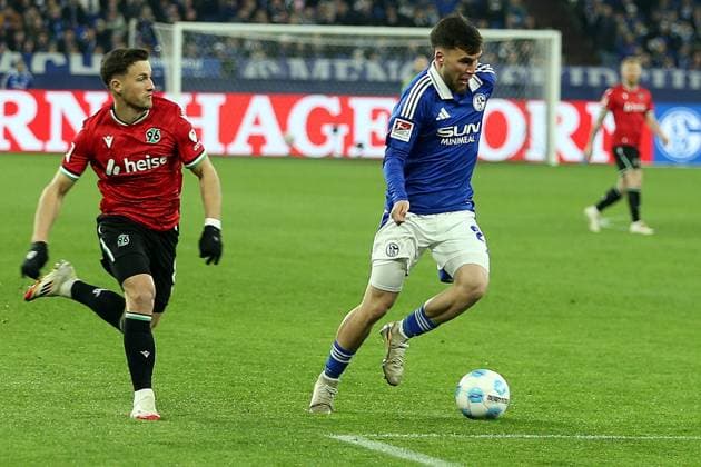 14 03 2025, xrekx, Soccer 2 Bundesliga, FC Schalke 04 Hannover 96 v l Enzo Leopold Hannover 96 Mehmet AydÄ±n FC Schalke 04 DFL DFB REGULATIONS PROHIBIT ANY USE OF PHOTOGRAPHS as IMAGE SEQUENCES and or QUASI VIDEO Gelsenkirchen