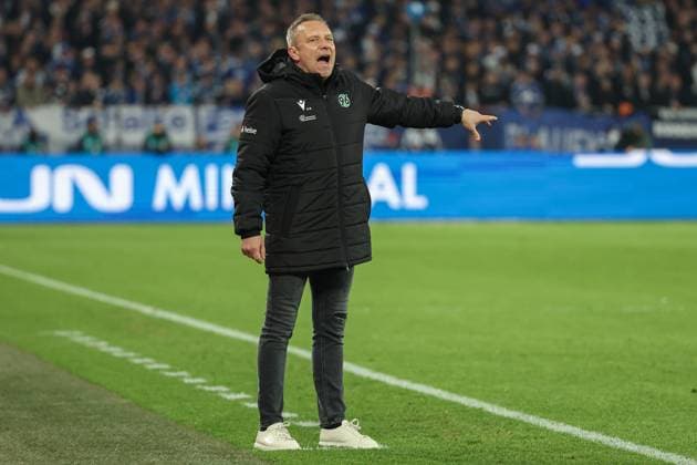 2 Bundesliga FC Schalke 04 Hannover 96 on 14 03 2025 at the Veltins Arena in Schalke Coach Andre Breitenreiter Hannover gestures MH