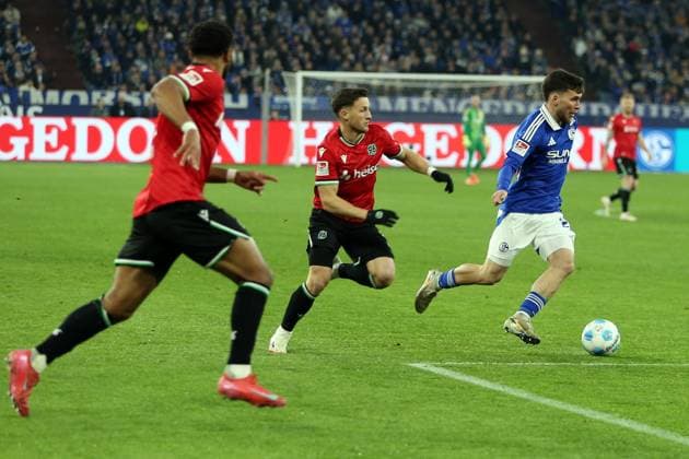 14 03 2025, xrekx, Soccer 2 Bundesliga, FC Schalke 04 Hannover 96 v l Enzo Leopold Hannover 96 Mehmet AydÄ±n FC Schalke 04 DFL DFB REGULATIONS PROHIBIT ANY USE OF PHOTOGRAPHS as IMAGE SEQUENCES and or QUASI VIDEO Gelsenkirchen