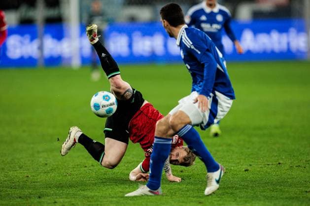 2 Soccer Bundesliga FC Schalke 04 Hannover 96 14 03 2025 Andreas Voglsammer Hannover 96, 32 tries to save the ball while rolling, Marcin Kaminski FC Schalke 04, 35 2 Soccer Bundesliga FC Schalke 04 Hannover 96 Gelsenkirchen, VELTINS Arena on 14 03 2025 DFL REGULATIONS PROHIBIT ANY USE OF PHOTOGRAPHS AS IMAGE SEQUENCES AND OR QUASI VIDEO Copyright: xBEAUTIFULxSPORTS Wunderlx