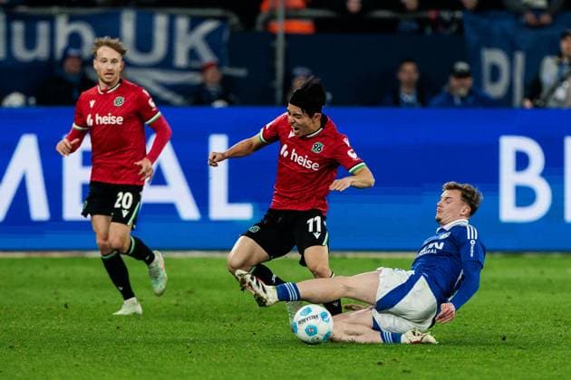 2 Soccer Bundesliga FC Schalke 04 Hannover 96 14 03 2025 duel Hyunju Lee Hannover 96, 11 , Derry John Murkin FC Schalke 04, 5 2 Soccer Bundesliga FC Schalke 04 Hannover 96 Gelsenkirchen, VELTINS Arena am 14 03 2025 DFL REGULATIONS PROHIBIT ANY USE OF PHOTOGRAPHS AS IMAGE SEQUENCES AND OR QUASI VIDEO Copyright: xBEAUTIFULxSPORTS Wunderlx