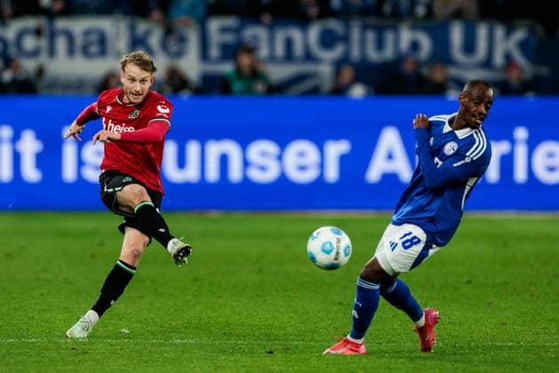 2 Soccer Bundesliga FC Schalke 04 Hannover 96 14 03 2025 duel Jannik Dehm Hannover 96, 20 , Christopher Antwi Adjei FC Schalke 04, 18 2 Soccer Bundesliga FC Schalke 04 Hannover 96 Gelsenkirchen, VELTINS Arena am 14 03 2025 DFL REGULATIONS PROHIBIT ANY USE OF PHOTOGRAPHS AS IMAGE SEQUENCES AND OR QUASI VIDEO Copyright: xBEAUTIFULxSPORTS Wunderlx