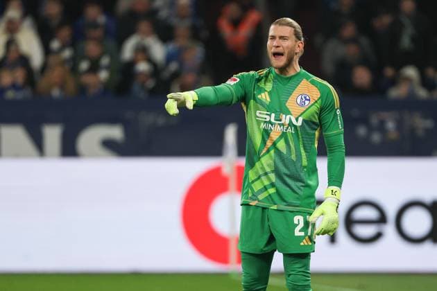 2 Bundesliga FC Schalke 04 Hannover 96 on 14 03 2025 in the Veltins Arena at Schalke Goalkeeper Loris Karius Schalke 27 gives loud instructions MH