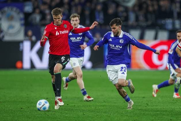 14 03 2025, Football, Season 2024 2025, 2 Bundesliga, Matchday 26, FC Schalke 04 Hannover 96, v l Fabian Kunze Hannover 96 , Mehmet Can Aydin FC Schalke 04 Gelsenkirchen Veltins Arena NRW Germany xRHR PHOTO TRx Copyright: TimxRehbein RHR-FOTOx RHR-FOTO TR