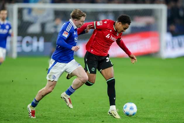 Derry John Murkin FC Schalke 04 and Monju Momuluh Hannover 96 battle for the ball, 2 Bundesliga, FC Schalke 04 vs Hannover 96, Veltins Arena, March 14, 2025 in Gelsenkirchen, Germany Photo by Marco Steinbrenner DeFodi Images Derry John Murkin FC Schalke 04 and Monju Momuluh Hannover 96 battle for the ball, 2 Bundesliga, FC Schalke 04 vs Hannover 96, Veltins Arena, March 14, 2025 in Gelsenkirchen, Germany Photo by Marco Steinbrenner DeFodi Images DFB DFL REGULATIONS PROHIBIT ANY USE OF PHOTOGRAPHS AS IMAGE SEQUENCES AND OR QUASI VIDEO