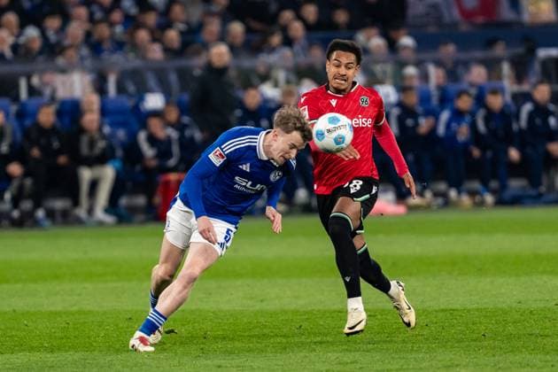 GER, 2 FBL FC Schalke 04 vs Hannover 96 14 03 2025, Veltins Arena, Gelsenkirchen, GER, 2 FBL FC Schalke 04 vs Hannover 96 in picture duel between Derry John Murkin FC Schalke 04, 5 and Monju Momuluh Hannover 96, 38 , header nordphotoxGmbHxx xChristianxSchulze nph000300