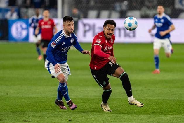 GER, 2 FBL FC Schalke 04 vs Hannover 96 14 03 2025, Veltins Arena, Gelsenkirchen, GER, 2 FBL FC Schalke 04 vs Hannover 96 in the picture duel between Jessic Ngankam Hannover 96, 7 and Adrian Gantenbein FC Schalke 04, 17 nordphotoxGmbHxx xChristianxSchulze nph000300