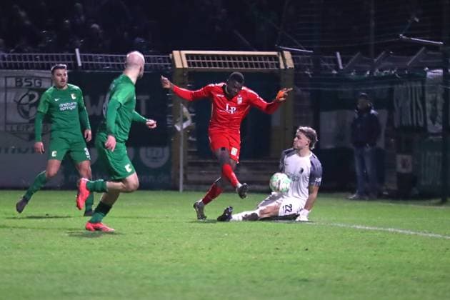 BSG Chemie Leipzig vs FC Rot Weiß Erfurt, Regionalliga Nordost, 14 03 25 Obed Chidindu Ugondu 13, Rot Weiß Erfurt fails with a good scoring chance at goalkeeper Lenno Udo Schmidt 22, Chemie Leipzig Football, Regionalliga Nordost, Season 2024 2025, 26 Matchday BSG Chemie Leipzig vs FC Rot Weiß Erfurt on 14 03 25 at Alfred Kunze Sportpark, Leipzig Leutzsch Copyright: xBEAUTIFULxSPORTS JanxKaeferx