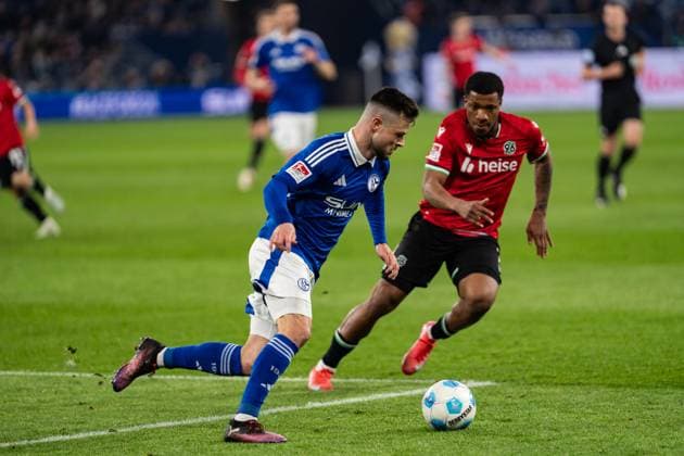GER, 2 FBL FC Schalke 04 vs Hannover 96 14 03 2025, Veltins Arena, Gelsenkirchen, GER, 2 FBL FC Schalke 04 vs Hannover 96 in the picture duel between Adrian Gantenbein FC Schalke 04, 17 and Jessic Ngankam Hannover 96, 7 nordphotoxGmbHxx xChristianxSchulze nph000300