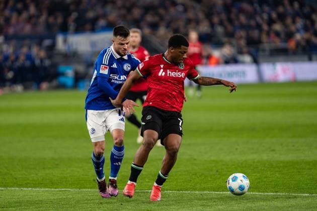 GER, 2 FBL FC Schalke 04 vs Hannover 96 14 03 2025, Veltins Arena, Gelsenkirchen, GER, 2 FBL FC Schalke 04 vs Hannover 96 in the picture duel between Jessic Ngankam Hannover 96, 7 and Adrian Gantenbein FC Schalke 04, 17 nordphotoxGmbHxx xChristianxSchulze nph000300