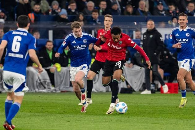 GER, 2 FBL FC Schalke 04 vs Hannover 96 14 03 2025, Veltins Arena, Gelsenkirchen, GER, 2 FBL FC Schalke 04 vs Hannover 96 in the picture duel between Monju Momuluh Hannover 96, 38 and Derry John Murkin FC Schalke 04, 5 nordphotoxGmbHxx xChristianxSchulze nph000300