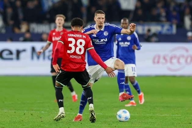 Monju Momuluh Hannover 96 and Janik Bachmann FC Schalke 04 battle for the ball, 2 Bundesliga, FC Schalke 04 vs Hannover 96, Veltins Arena, March 14, 2025 in Gelsenkirchen, Germany Photo by Marco Steinbrenner DeFodi Images Monju Momuluh Hannover 96 and Janik Bachmann FC Schalke 04 battle for the ball, 2 Bundesliga, FC Schalke 04 vs Hannover 96, Veltins Arena, March 14, 2025 in Gelsenkirchen, Germany Photo by Marco Steinbrenner DeFodi Images DFB DFL REGULATIONS PROHIBIT ANY USE OF PHOTOGRAPHS AS IMAGE SEQUENCES AND OR QUASI VIDEO