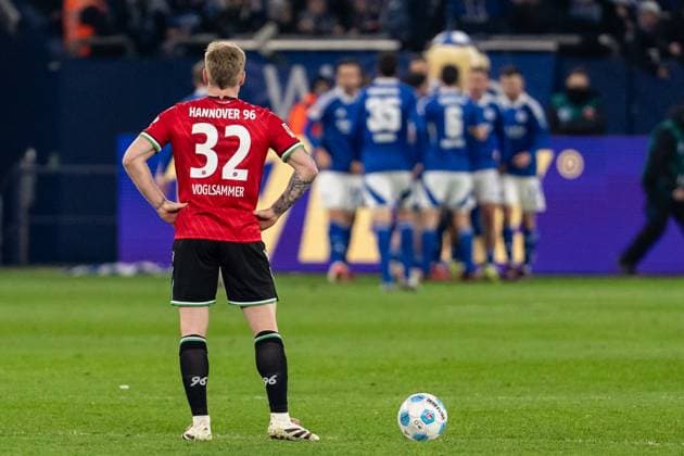 GER, 2 FBL FC Schalke 04 vs. Hannover 96 14 03 2025, Veltins Arena, Gelsenkirchen, GER, 2 FBL FC Schalke 04 vs. Hannover 96 in the picture Goal celebrations for the 1-0 goal by Christopher Antw FC Schalke 04, 18 in the foreground Andreas Voglsammer Hannover 96, 32 nordphotoxGmbHxx xChristianxSchulze nph000300