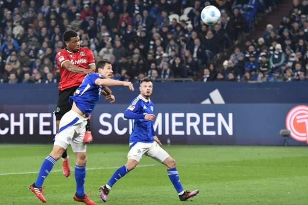 Penalty area scene Goal chance by Jessic Ngankam Hannover 7 next to Ron Schallenberg Schalke 6 14 03 2025 Soccer FC Schalke 04 vs Hannover 96, Veltins Arena, Gelsenkirchen, DFB DFL REGULATIONS PROHIBIT ANY USE OF PHOTOGRAPHS AS IMAGE SEQUENCES AND OR QUASI VIDEO Copyright: xpepphotox xHorstxMauelshagenx pep00321, pep_20250314_hm_0192