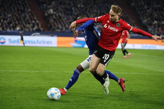 Christopher Antwi Adjei FC Schalke 04 and Jannik Dehm Hannover 96 at the match of the 2 BL season 2024 25 FC Schalke 04 Hannover 96 Copyright Thomas Pakusch