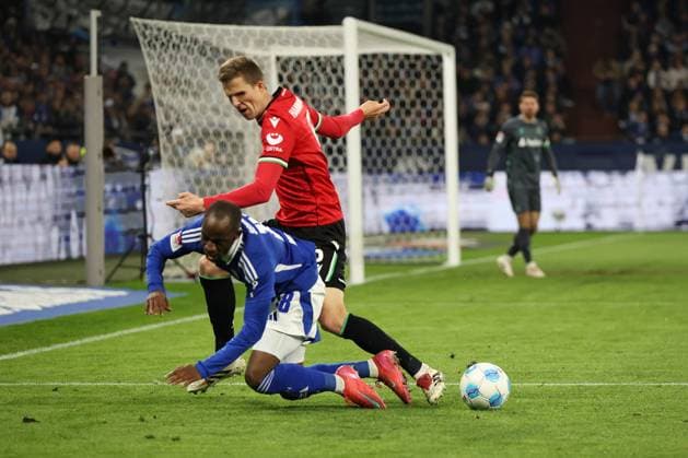 Fabian Kunze Hannover 96 and Christopher Antwi Adjei FC Schalke 04 at the match of the 2 BL season 2024 25 FC Schalke 04 Hannover 96 Copyright Thomas Pakusch