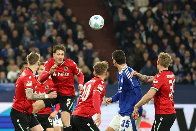 Phil Neumann Hannover 96 goes for the header in the match of the 2 BL season 2024 25 FC Schalke 04 Hannover 96 Copyright Thomas Pakusch