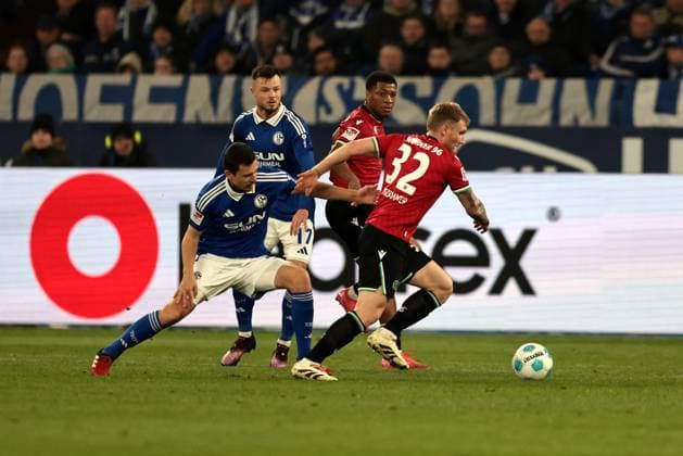 Ron Schallenberg FC Schalke 04 and Andreas Voglsammer Hannover 96 at the match of the 2 BL season 2024 25 FC Schalke 04 Hannover 96 Copyright Thomas Pakusch
