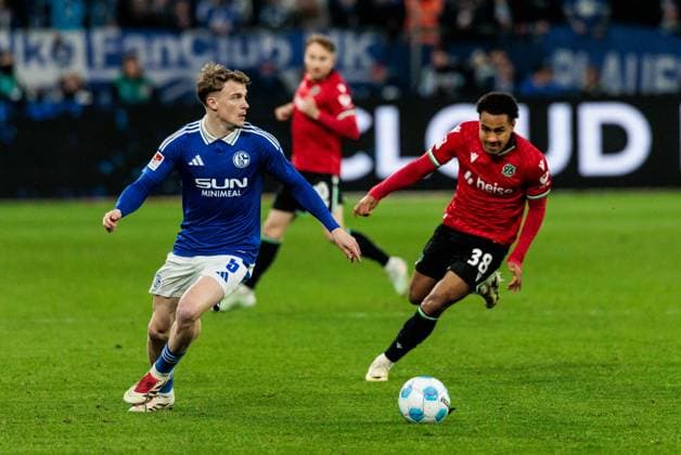 2 Soccer Bundesliga FC Schalke 04 Hannover 96 14 03 2025 Duel Derry John Murkin FC Schalke 04, 5 , Monju Momuluh Hannover 96, 38 2 Soccer Bundesliga FC Schalke 04 Hannover 96 Gelsenkirchen, VELTINS Arena am 14 03 2025 DFL REGULATIONS PROHIBIT ANY USE OF PHOTOGRAPHS AS IMAGE SEQUENCES AND OR QUASI VIDEO Copyright: xBEAUTIFULxSPORTS Wunderlx